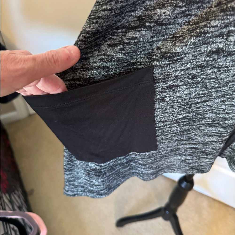 Sleeveless Zip Front Heathered Black Vest with Pockets - Picture 4 of 6